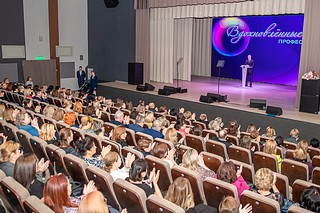 На торжественном собрании в новом доме культуры поселка Горки-10 отличившимся сотрудникам и коллективам учреждений были вручены знаки «Почётный работник в сфере образования», благодарственные письма, а также сертификаты на получение специальной премии главы Одинцовского округа