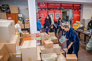 Глава муниципалитета Андрей Иванов поблагодарил всех жителей, которые приносят вещи в одинцовский Центр гуманитарной помощи, а также благотворителей