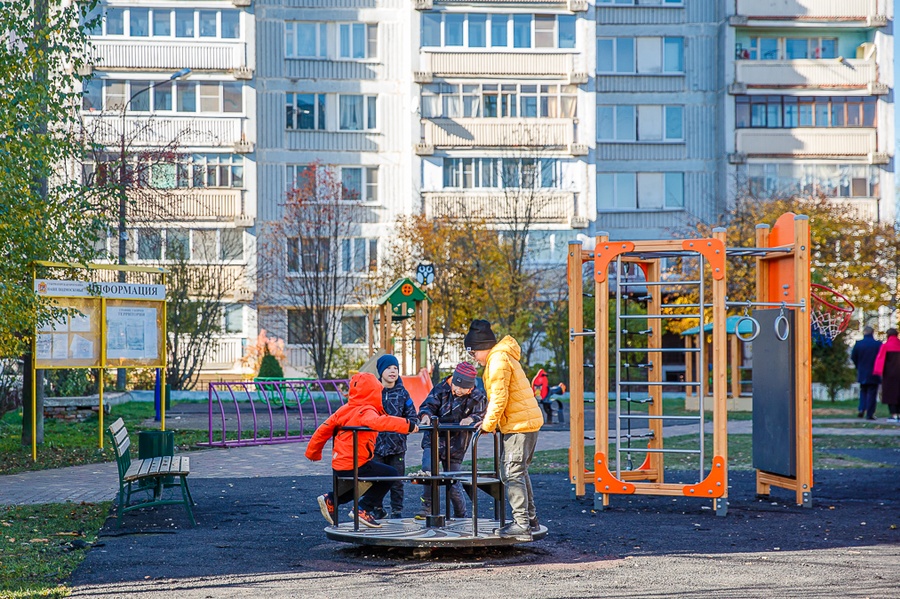 Работы по модернизации детской площадки планируется завершить до конца октября, Октябрь