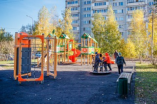 На объекте укладывают новое резиновое покрытие и меняют игровые элементы