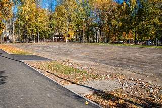 Площадка размером 48 на 24 метров будет покрыта искусственной травой с разметкой, здесь также установят новое освещение