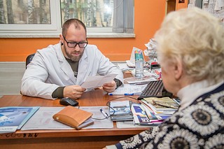 В рамках проекта вели прием специалисты Российского Геронтологического научно-клинического Центра им. Н. И. Пирогова — два гериатра, хирург и ортопед
