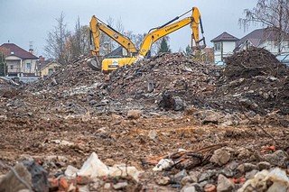 Рабочие приступили к выполнению монолитной части фундамента и вывозят строительный мусор — на месте будущей школы ранее располагалось недостроенное здание Института лесного хозяйства
