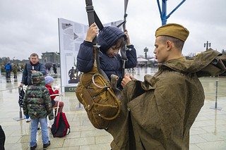 Самым маленьким гостям реконструкторы рассказали, как с помощью прожекторных станций в ночном небе осуществлялся поиск вражеских самолетов