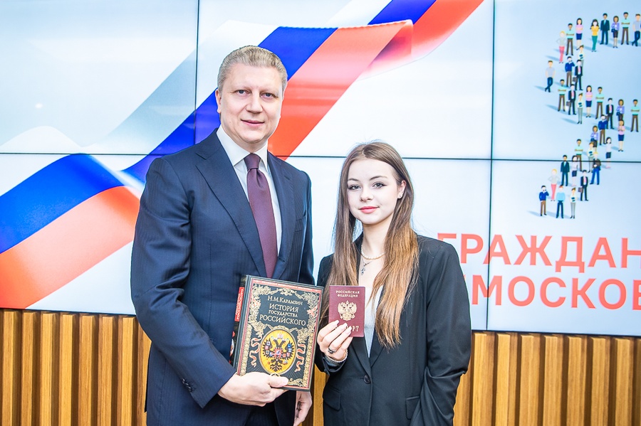 Также подросткам подарили книгу Николая Карамзина «История государства Российского», 2022