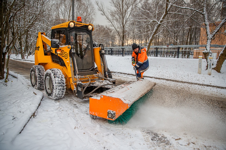 В уборке снега в Одинцовском округе утром 17 ноября участвовало около 200 единиц техники и более 600 человек, Ноябрь
