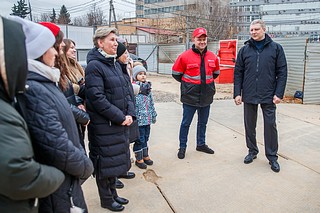 Андрей Иванов вместе с жителями проверил ход строительства нового садика на 300 воспитанников в Новоивановском