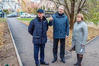 Руководитель муниципалитета проверил качество выполненных работ и сообщил, что в следующем году тропу оборудуют освещением — в соответствии с профильной программой «Светлый город»