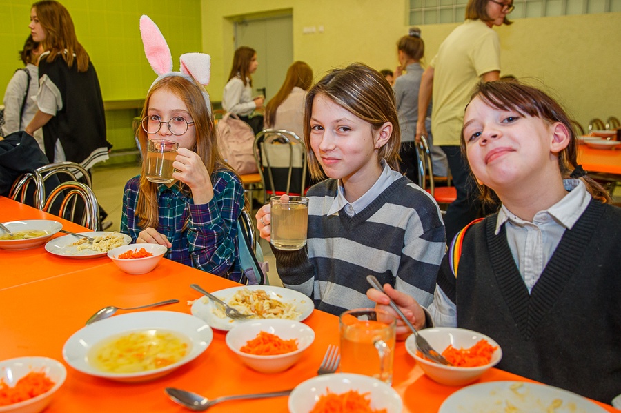 Муниципальное учреждение обеспечивает питанием учащихся образовательных школ в 64 филиалах на территории Одинцовского округа, 2022