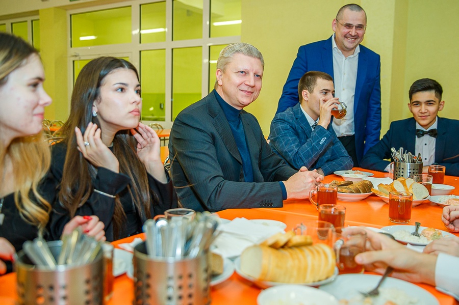 Качество школьных обедов комбината «Доброе кафе» проверил Андрей Иванов вместе с учениками Лесногородской СОШ, 2022