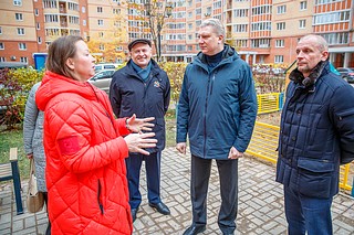 Новую детскую площадку на улице Кутузова в поселке ВНИИССОК осмотрел глава Одинцовского округа