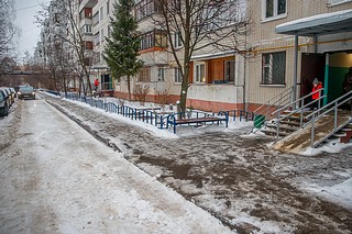 Более 9000 квадратных метров покрытия заменили во дворах по улице Городок-17 в Больших Вязёмах