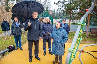 Благоустройство берега Москвы-реки в деревне Жуковка осмотрел Андрей Иванов вместе с жителями