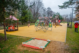 На объекте появилась новая детская площадка, огороженная «коробка» для мини-футбола, а также пирсы для рыбной ловли