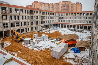 Фасадные работы завершаются в строящемся садике на 400 мест в «Гусарской балладе»