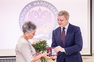 Андрей Иванов поздравил сотрудников налоговой службы с профессиональным праздником