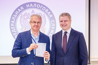 Андрей Иванов поздравил сотрудников налоговой службы с профессиональным праздником