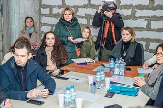 Помимо главы Одинцовского округа участие во встрече с дольщиками принимали прокурор Московской области Сергей Забатурин, руководитель областного Министерства жилищной политики Инна Федотова и министр Правительства Московской области по государственному надзору в строительстве Артур Гарибян
