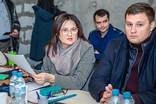 Помимо главы Одинцовского округа участие во встрече с дольщиками принимали прокурор Московской области Сергей Забатурин, руководитель областного Министерства жилищной политики Инна Федотова и министр Правительства Московской области по государственному надзору в строительстве Артур Гарибян