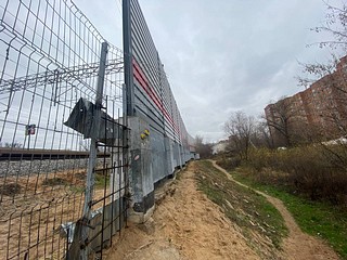 Представители администрации отмечают, что пешеходы продолжают проделывать несанкционированные проходы в заграждениях