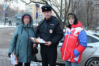 Одинцовские полицейские, совместно с волонтёрами молодёжного центра, а также представителем Общественной палаты Одинцовского округа Еленой Пешехоновой, провели масштабную информационно-профилактическую акцию «Осторожно, мошенники!»