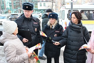 Одинцовские полицейские, совместно с волонтёрами молодёжного центра, а также представителем Общественной палаты Одинцовского округа Еленой Пешехоновой, провели масштабную информационно-профилактическую акцию «Осторожно, мошенники!»