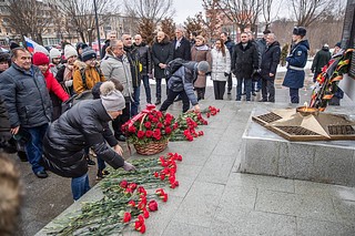 В День Героев Отечества глава Одинцовского округа Андрей Иванов возложил цветы к мемориалу «Павшим за Родину» в Кубинке
