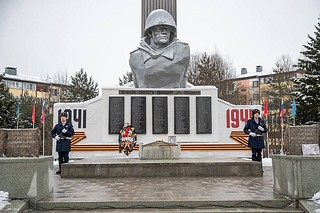 В честь памятной даты глава Одинцовского городского округа Андрей Иванов возложил цветы к мемориалу «Павшим за Родину» в Кубинке