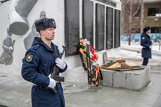 В честь памятной даты глава Одинцовского городского округа Андрей Иванов возложил цветы к мемориалу «Павшим за Родину» в Кубинке