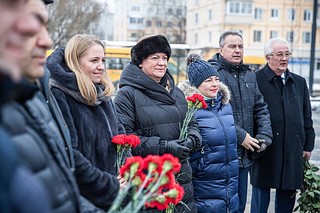 В церемонии приняли участие депутат Государственной Думы, первый заместитель председателя комитета Госдумы по культуре Денис Майданов, первый заместитель Председателя Мособлдумы Лариса Лазутина, депутат Московской областной Думы от партии «Единая Россия» Дмитрий Голубков, руководитель фракции «Единая Россия» в Совете депутатов Одинцовского округа Вячеслав Киреев, а также депутаты фракции, военнослужащие, юноармейцы, общественники и местные жители. У Вечного огня прошел митинг