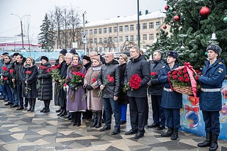В церемонии приняли участие депутат Государственной Думы, первый заместитель председателя комитета Госдумы по культуре Денис Майданов, первый заместитель Председателя Мособлдумы Лариса Лазутина, депутат Московской областной Думы от партии «Единая Россия» Дмитрий Голубков, руководитель фракции «Единая Россия» в Совете депутатов Одинцовского округа Вячеслав Киреев, а также депутаты фракции, военнослужащие, юноармейцы, общественники и местные жители. У Вечного огня прошел митинг
