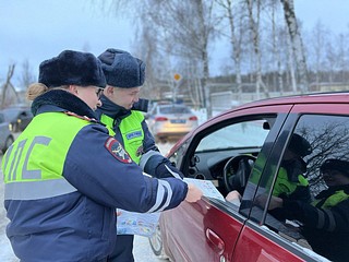 Дорожные полицейские проводили разъяснительную и профилактическую работу с родителями и дарили информационные брошюры