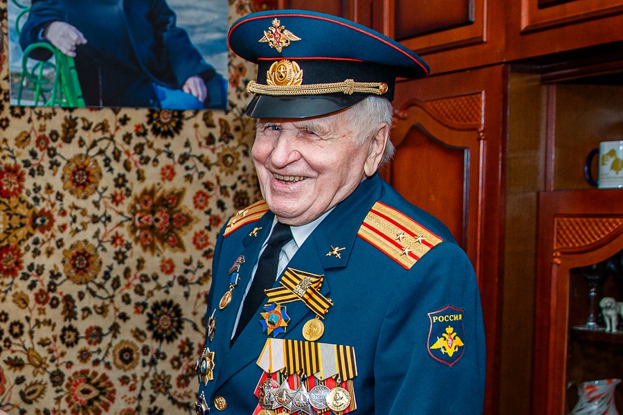 Андрей Иванов поздравил ветеранов Великой Отечественной войны Геннадия Ковалева и Константина Федотова