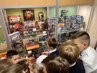 В Барвихинской школе открылась IV Ежегодная выставка «Миниатюра для творческой молодежи»