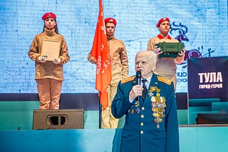 К гостям финальной части эстафеты обратился участник Великой Отечественной войны и Парада Победы 1945 года в Москве Константин Федотов