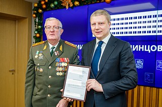 В завершение заседания Андрею Иванову вручили благодарность советника главы Донецкой народной республики Александра Гончарова за внимание к военнослужащим и систематическое оказание гуманитарной помощи мирному населению