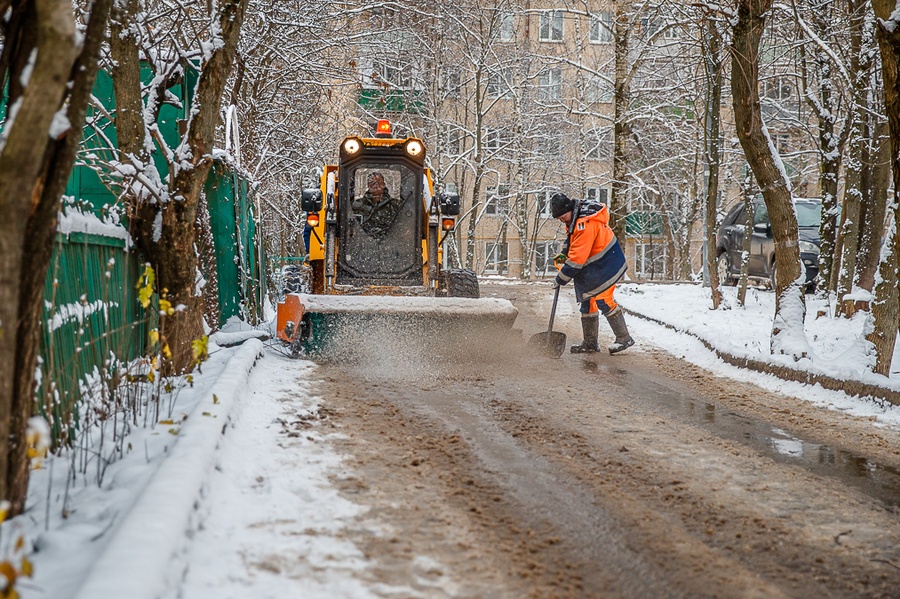 В уборке муниципальных дорог 10 декабря в Одинцовском округе было задействовано 50 единиц техники, Декабрь