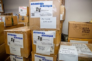 Также на складе принимают и сортируют товары первой необходимости, которые затем доставляют на фронт