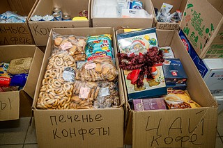 Также на складе принимают и сортируют товары первой необходимости, которые затем доставляют на фронт