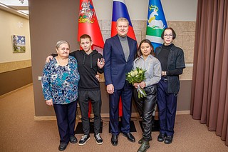 Глава муниципалитета вручил ключи от квартир еще двум ребятам — Даниилу Васильеву и Галине Шварц