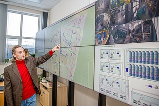 Глава Одинцовского округа Андрей Иванов ознакомился с работой диспетчерского пункта АО «Одинцовская Теплосеть». В центр стекается информация о состоянии объектов, за которые отвечает предприятие — 96 котельных, 104 центральных тепловых пунктов, 8 энергорайонов и 7 территорий управления многоквартирными домами