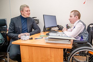 Также глава округа встретился с инвалидом-колясочником Дмитрием Хотяновичем, который теперь работает в юридическом отделе