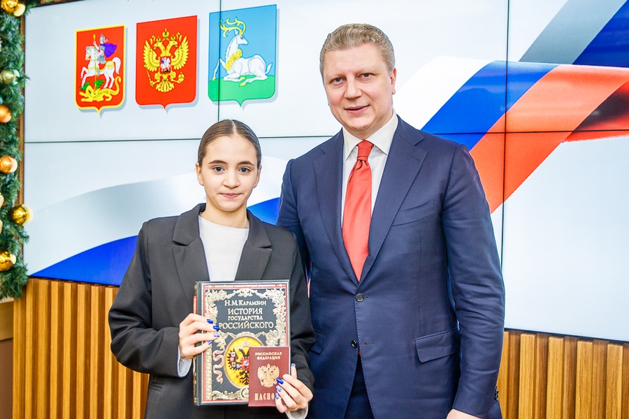 VLR s, Андрей Иванов вручил паспорта 22 юным жителям муниципалитета
