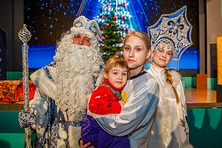В администрации Одинцовского городского округа прошли два показа социального новогоднего спектакля «Волшебное зеркало»