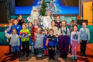 Социальный новогодний спектакль «Волшебное зеркало. Новые приключения Маши и Вовы» прошел для ребят из семей мобилизованных