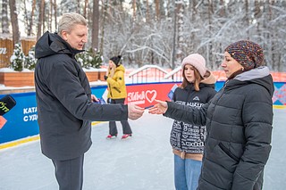 Андрей Иванов вручил семьям мобилизованных жителей первые карточки на бесплатный прокат инвентаря в парках
