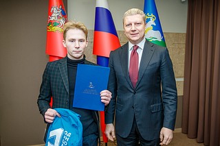 Андрей Иванов вручил ключи от квартир 10 детям-сиротам