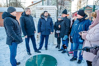 Глава Одинцовского округа Андрей Иванов вместе с жителями села Введенское осмотрел новые локальные очистные сооружения, которые возвели рядом с многоквартирным домом № 30А