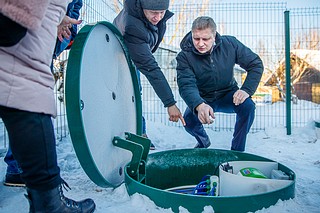 Глава Одинцовского округа Андрей Иванов вместе с жителями села Введенское осмотрел новые локальные очистные сооружения, которые возвели рядом с многоквартирным домом № 30А