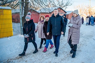Глава Одинцовского округа Андрей Иванов вместе с жителями села Введенское осмотрел новые локальные очистные сооружения, которые возвели рядом с многоквартирным домом № 30А